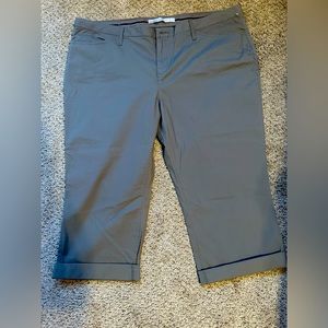 Old Navy Capris Classic Rise size 18